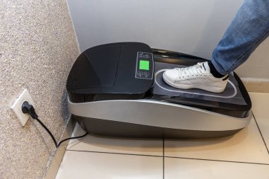 Ayakkabı kılıfları için otomatik aygıt. Otomatik Termal Küçültücü Ayakkabı Kaplama Laminasyon Makinesi. Makine ayakkabı astarını otomatik olarak çalışır durumda, steril ve hijyenik olarak uygular..