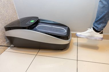 Ayakkabı kılıfları için otomatik aygıt. Otomatik Termal Küçültücü Ayakkabı Kaplama Laminasyon Makinesi. Makine ayakkabı astarını otomatik olarak çalışır durumda, steril ve hijyenik olarak uygular..