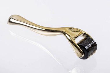 Derma roller için tıbbi mikro terapi iğneleme yöntemlerinin etkinliğinin karşılaştırılması. Aracı olarak da bilinir: Dermaroller, mesoroller, Mezo-silindir, mesopen.