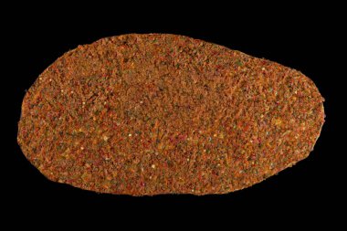 Siyah arka planda Türk pizzası (lahmacun). Kıyma, domates, maydanoz ve baharatlı Türk lahana ekmeği..