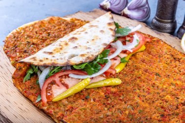 Türk yemekleri, Türk pizzası, Lahmacun. Lahmacun usulü lezzetli Türk mutfağı. Kıymalı veya kuzu etli, kırmızı biberli, domatesli, kimyonlu, maydanozlu ve baharatlı..