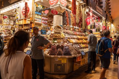 İstanbul, Türkiye, 22 Haziran 2023; İnsanlar Spice Bazaar 'dan alışveriş yapıyor. Baharat Pazarı İstanbul 'un en eski pazarlarından biridir. Baharat Pazarı 'nın içi.