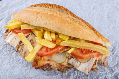 Meat Chicken Doner (Türkçe: ekmek adı: ekmek tavuk donör.). Doner kebablı shawarma sandviçi, kızarmış tavuk eti ve sebzeli ekmek. Fast food konsepti.