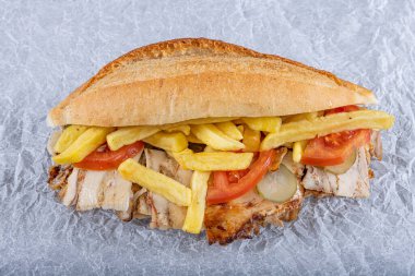 Meat Chicken Doner (Türkçe: ekmek adı: ekmek tavuk donör.). Doner kebablı shawarma sandviçi, kızarmış tavuk eti ve sebzeli ekmek. Fast food konsepti.