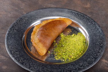 Arap Kadaif ya da tas kaday adı verilen geleneksel Türk tatlıları. Cevizli Türk Tatlısı Kadayif.