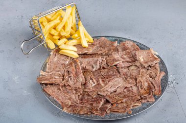 Gri ahşap arka planda döner kebap. Geleneksel Türk mutfağı leziz et donörü. Et donörü kebabı. Türk ve Ortadoğu mutfağı tatları. Yerel adı et donörüdür..
