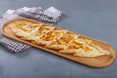 Geleneksel Türk mutfağı pidesi. Türk pizzası, çedar peynirli pide. Kaşar peynirli Türk pittası. Peynirli pasta..