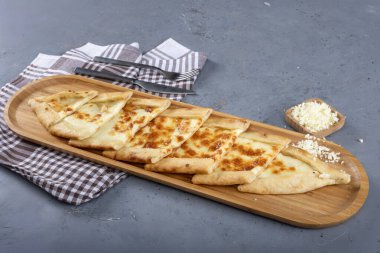 Geleneksel Türk mutfağı pidesi. Türk pizzası, çedar peynirli pide. Kaşar peynirli Türk pittası. Peynirli pasta..
