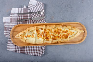 Geleneksel Türk mutfağı pidesi. Türk pizzası, çedar peynirli pide. Kaşar peynirli Türk pittası. Peynirli pasta..