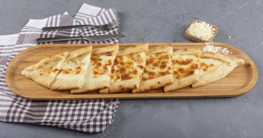 Geleneksel Türk mutfağı pidesi. Türk pizzası, çedar peynirli pide. Kaşar peynirli Türk pittası. Peynirli pasta..