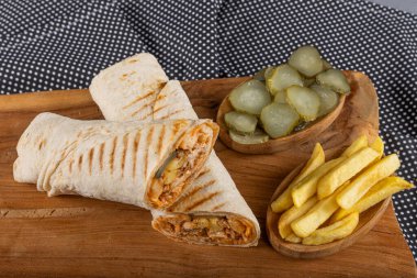 Lavaş tavuk donörü. Pita ekmekli lavaş rulo tavuk donör kebap ve taze sebze. Durum Tavuk Döner Kebabı.