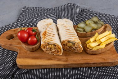 Lavaş tavuk donörü. Pita ekmekli lavaş rulo tavuk donör kebap ve taze sebze. Durum Tavuk Döner Kebabı.