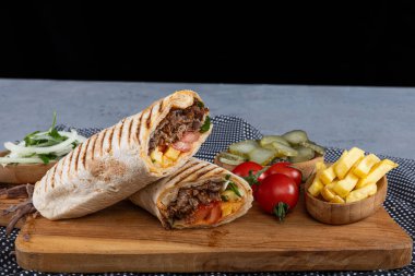 Et Paketi Donörü. Biftekli sandviç taze rulo, ızgara et ve beyaz soslu salata tortilla dürümü. Lavaşlı Türk Doner Kebabı.