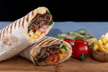 Et Paketi Donörü. Biftekli sandviç taze rulo, ızgara et ve beyaz soslu salata tortilla dürümü. Lavaşlı Türk Doner Kebabı.