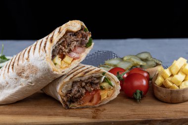 Et Paketi Donörü. Biftekli sandviç taze rulo, ızgara et ve beyaz soslu salata tortilla dürümü. Lavaşlı Türk Doner Kebabı.