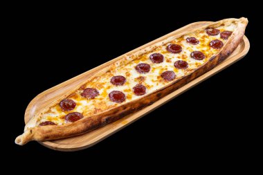Biberli ve peynirli Türk pide tabağı. Geleneksel Türk pidesi. (pepperonili pide) ahşap serviste. Türkçe adı: Sucuklu pide. Siyah arkaplanda izole.