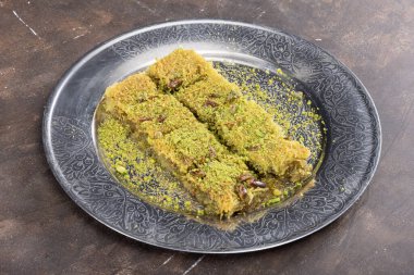 Lezzetli Türk tatlıları, Kadayif öncesi. Geleneksel Türk kadayif şam fıstıklı. Türkçe adı; Fistikli kadayif.