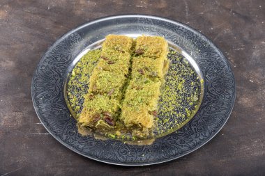 Lezzetli Türk tatlıları, Kadayif öncesi. Geleneksel Türk kadayif şam fıstıklı. Türkçe adı; Fistikli kadayif.