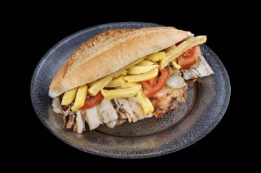 Doner kebablı shawarma sandviçi, kızarmış tavuk eti ve sebzeli ekmek. Türk tavuklu sandviç. Fast food.