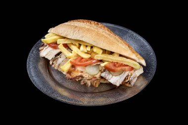Doner kebablı shawarma sandviçi, kızarmış tavuk eti ve sebzeli ekmek. Türk tavuklu sandviç. Fast food.