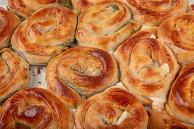 Ispanaklı börek. Spanakopita, ıspanaklı ve peynirli Yunan usulü börek. Ispanaklı tart veya ıspanaklı turta..