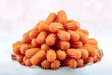 Geleneksel Osmanlı Mutfağı Tatlıları, Tulumba Tatlısı. Tabakta Türk tatlı tülumbası. Tulumba tatlısı, yağda kızartılmış ve şurupla ıslanmış..