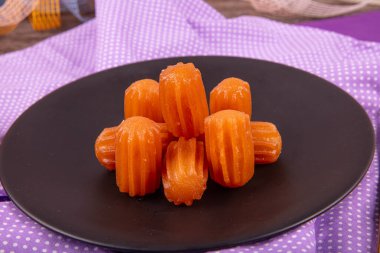 Geleneksel Osmanlı Mutfağı Tatlıları, Tulumba Tatlısı. Tabakta Türk tatlı tülumbası. Tulumba tatlısı, yağda kızartılmış ve şurupla ıslanmış..