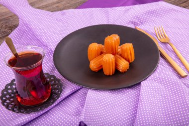 Geleneksel Osmanlı Mutfağı Tatlıları, Tulumba Tatlısı. Tabakta Türk tatlı tülumbası. Tulumba tatlısı, yağda kızartılmış ve şurupla ıslanmış..