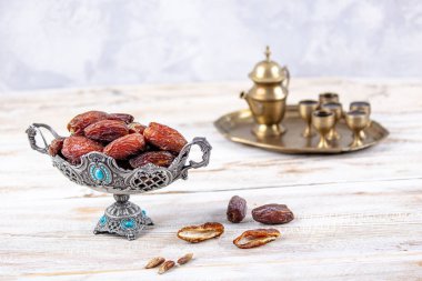 Eski Arap tabağındaki meyveler ya da Kurma ile ahşap arka plandaki su testisi. Hurma ve Zamzam suyu Ramazan yiyeceğidir. Ramazan iftar yiyeceği.