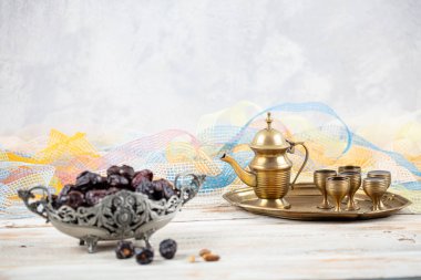 Acve hurma meyvesi, ahşap arka planda eski gümüş tabakta Acve palmiye meyvesi. Kurumuş meyve Ramazan Kareem, kutsal ay Ramazan kavramı.