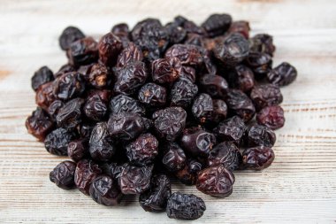 Acve hurma meyvesi, ahşap arka planda eski gümüş tabakta Acve palmiye meyvesi. Kurumuş meyve Ramazan Kareem, kutsal ay Ramazan kavramı.