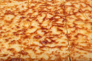 Geleneksel Türk hamur işleri: Peynirli su keki (Su boregi). Peynirli ve kıymalı iki çeşit su böreği vardır. Ramazan aylarında tercih edilir..