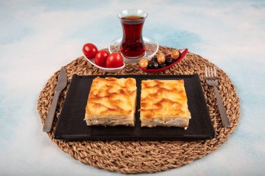 Geleneksel Türk hamur işleri: Peynirli su keki (Su boregi). Peynirli ve kıymalı iki çeşit su böreği vardır. Ramazan aylarında tercih edilir..