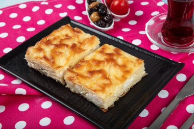 Geleneksel Türk hamur işleri: Peynirli su keki (Su boregi). Peynirli ve kıymalı iki çeşit su böreği vardır. Ramazan aylarında tercih edilir..