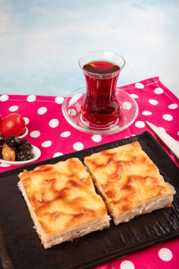 Geleneksel Türk hamur işleri: Peynirli su keki (Su boregi). Peynirli ve kıymalı iki çeşit su böreği vardır. Ramazan aylarında tercih edilir..