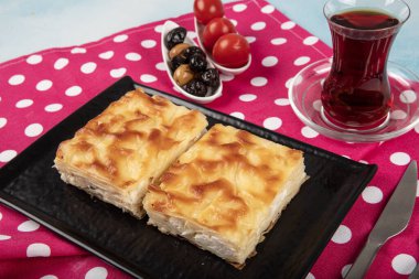 Geleneksel Türk hamur işleri: Peynirli su keki (Su boregi). Peynirli ve kıymalı iki çeşit su böreği vardır. Ramazan aylarında tercih edilir..