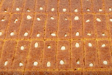 Türk Tatlısı Sambali veya Şam Tatlısı (Sam Tatlisi) Basbousa Harissa Hareesa. Geleneksel Türk tatlı tabağı ahşap masada.