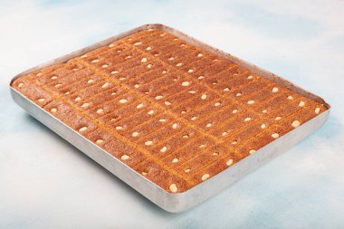 Türk Tatlısı Sambali veya Şam Tatlısı (Sam Tatlisi) Basbousa Harissa Hareesa. Geleneksel Türk tatlı tabağı ahşap masada.