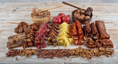 Türk mutfağı çeşitli atıştırmalıklar. Türk lokumu, cevizli sosis, şam fıstıklı sosis ve meyve ezmesi. Atıştırmalık olarak Türk usulü kurutulmuş meyve ezmesi. Yerel adı: Lokum, Muska ve cevizli sucuk.