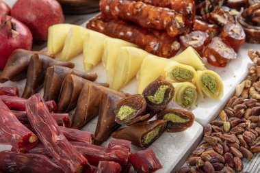 Türk mutfağı çeşitli atıştırmalıklar. Türk lokumu, cevizli sosis, şam fıstıklı sosis ve meyve ezmesi. Atıştırmalık olarak Türk usulü kurutulmuş meyve ezmesi. Yerel adı: Lokum, Muska ve cevizli sucuk.