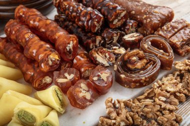 Türk mutfağı çeşitli atıştırmalıklar. Türk lokumu, cevizli sosis, şam fıstıklı sosis ve meyve ezmesi. Atıştırmalık olarak Türk usulü kurutulmuş meyve ezmesi. Yerel adı: Lokum, Muska ve cevizli sucuk.