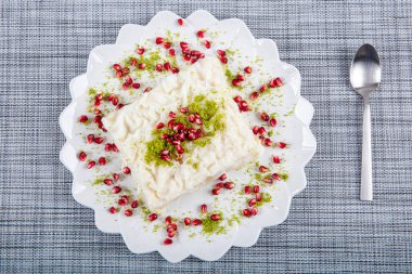 Geleneksel Türk Ramazan Tatlısı Gullac masada. Gullac, süt, gül suyu, ceviz, vanilya. Nar ve şam fıstığı ile süslenmiş. Osmanlı mutfağından tatlı.