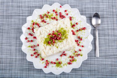 Geleneksel Türk Ramazan Tatlısı Gullac masada. Gullac, süt, gül suyu, ceviz, vanilya. Nar ve şam fıstığı ile süslenmiş. Osmanlı mutfağından tatlı.