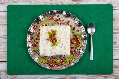 Geleneksel Türk Ramazan Tatlısı Gullac masada. Gullac, süt, gül suyu, ceviz, vanilya. Nar ve şam fıstığı ile süslenmiş. Osmanlı mutfağından tatlı.
