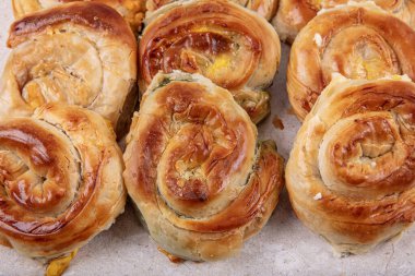 Geleneksel lezzetli ıspanaklı, peynirli ve patatesli Türk Burek (Türk adı: Gül Borek) Peynirli, ıspanaklı ve patatesli hamur işi