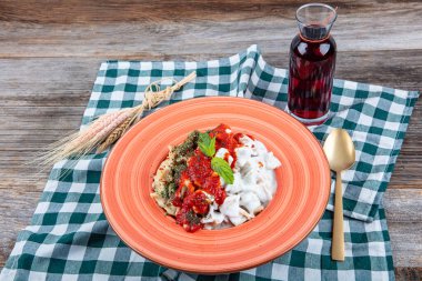 Türk Mutfağı Ravioli. Türk Ravioli (Manti) yoğurt ve domates soslu. 