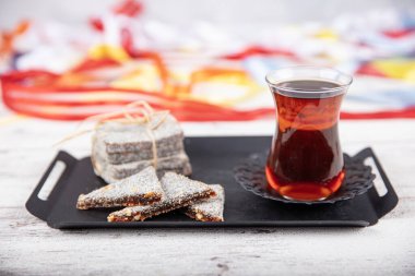 Cezerye, karamelize havuç, hindistan cevizi ve kavrulmuş ceviz, fındık ya da şam fıstığından yapılan geleneksel bir Türk tatlısıdır..