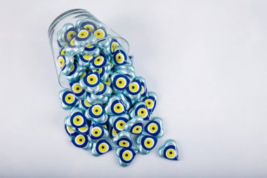 Alüminyum folyoyla kaplı kalp şeklinde nazar boncuklu çikolata. Kalp şeklinde alüminyum folyoya sarılı çikolatalar Sevgililer Günü 'nde hediye olarak verilecek..