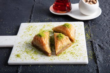 Tepside Havuç Dilim Baklava (Türkçe: Havuc Dilim Baklava). Gaziantep, Türkiye 'den geleneksel Baklava. Fıstıklı Baklava.
