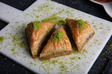 Tepside Havuç Dilim Baklava (Türkçe: Havuc Dilim Baklava). Gaziantep, Türkiye 'den geleneksel Baklava. Fıstıklı Baklava.